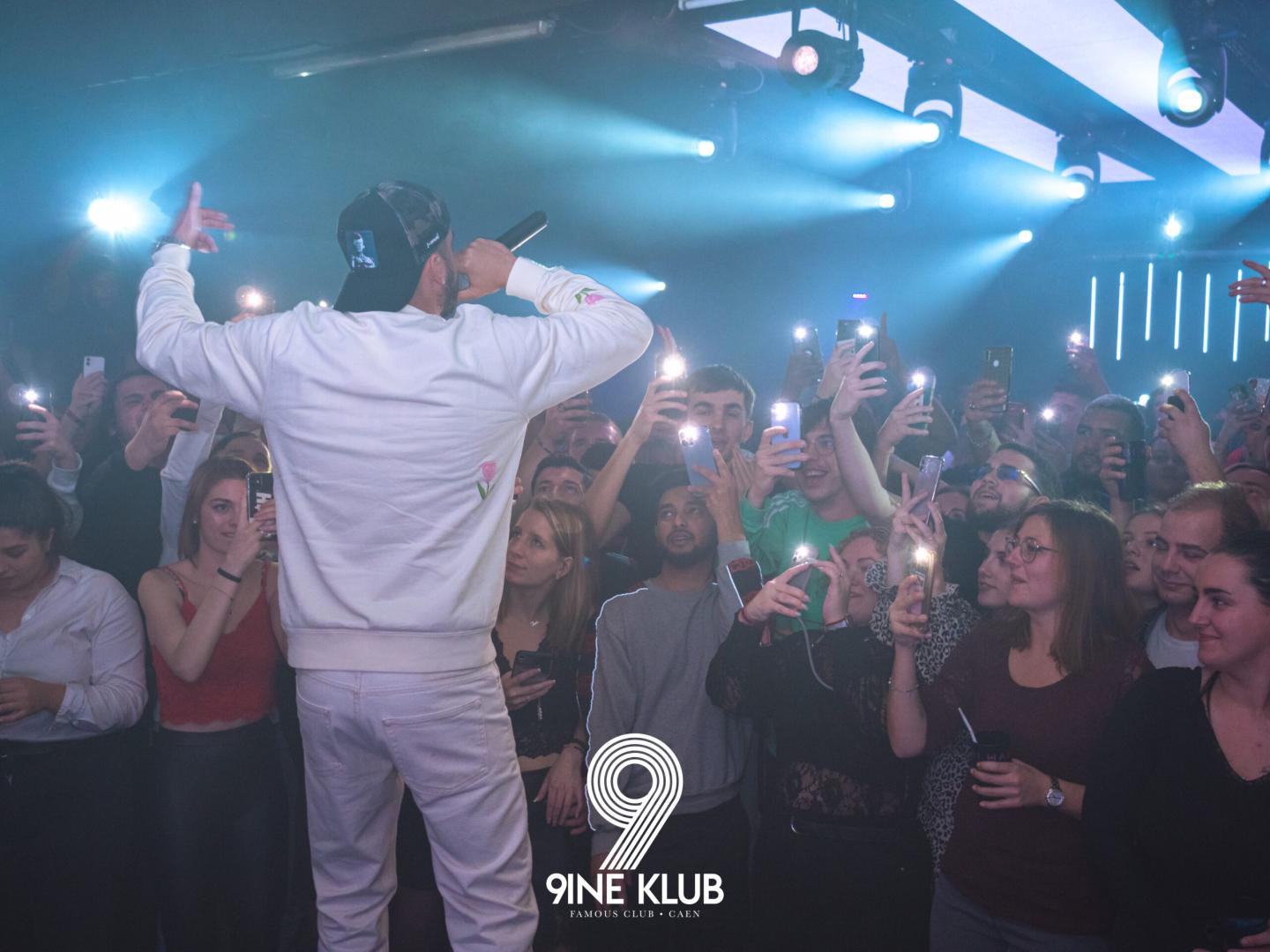 Artiste sur scène photographié pendant le projet 9ine Klub Caen